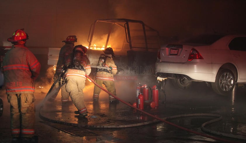 Los elementos de Seguridad Pública Municipal fueron los primeros en llegar y procedieron a acordonar el área para dar paso a los bomberos.