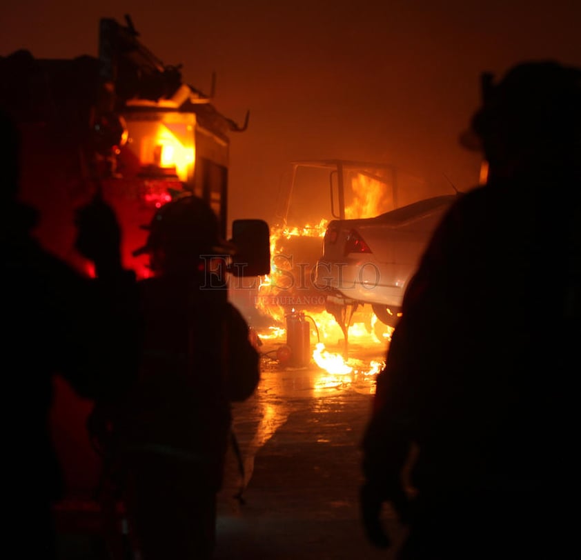 Eran las 5:00 de la mañana cuando circulaba una patrulla por el citado bulevar, observando los agentes que en en uno de los patios de la empresa, específicamente en el área de talleres, se suscitaba un fuerte incendio.