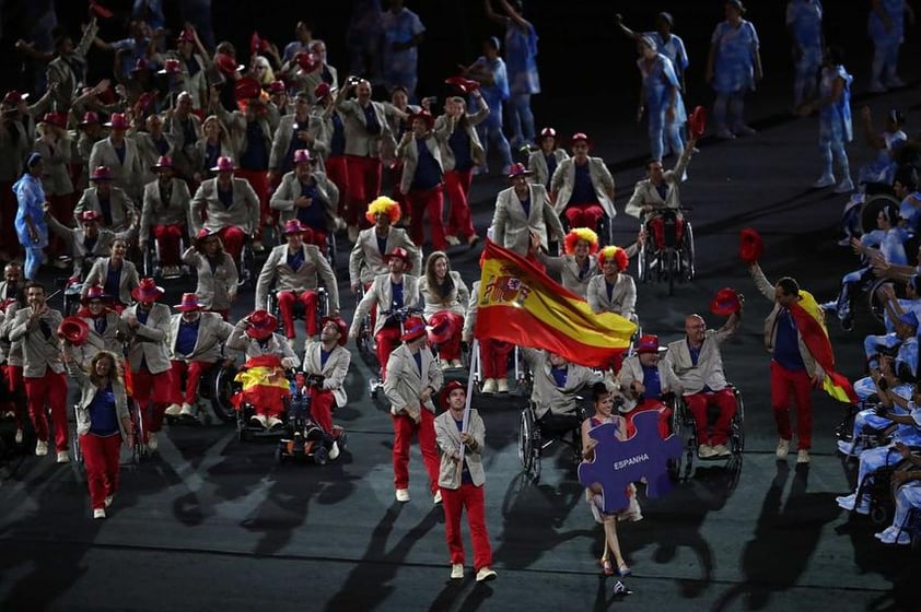 La delegación española, con el tenista de mesa granadino José Manuel Ruiz como abanderado, desfiló con el traje diseñado por Luanvi y dio la vuelta a Maracaná entre sonrisas y caras de alegría.