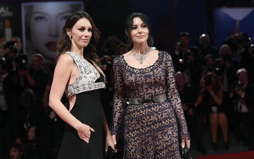 La actriz italiana Monica Bellucci y la serbia Sloboda Micalovic.