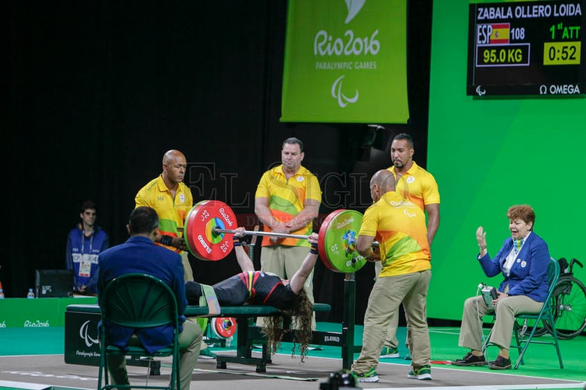 La española Loida Zabala Ollero (c) levanta 95 kg hoy durante la competencia de levantamiento de potencia en la categoría de hasta 50 kg de los Juegos Paralímpicos Río 2016 en el Estadio Olímpico de Río de Janeiro (Brasil).