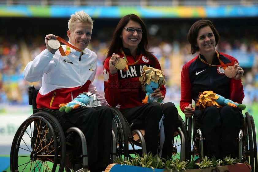 La belga Marieke Vervoort (i) posa con la medalla de plata junto a Michelle Stilwell (c) de Canadá con la medalla de oro y Kerry Morgan (d) de Estados Unidos con la medalla de bronce en la competencia femenina de atletismo de 400 m de los Juegos Paralímpicos Río 2016 en el Estadio Olímpico de Río de Janeiro (Brasil).