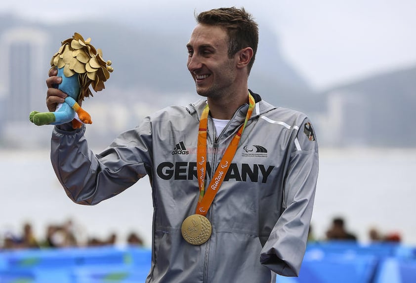 El alemán Martin Schulz celebra su medalla de oro hoy, sábado 10 de septiembre de 2016, luego de ganar el primer lugar en la competencia masculina de triatlón PT-4 de los Juegos Paralímpicos Río 2016 en la Playa de Copacabana de Río de Janeiro (Brasil).