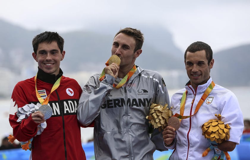 El alemán Martin Schulz (c) ganador de oro, el canadiense Stefan Daniel (i) ganador de plata y el español Jairo Ruiz López (d) ganador de bronce posan con sus medallas hoy, sábado 10 de septiembre de 2016, en la competencia masculina de triatlón PT-4 de los Juegos Paralímpicos Río 2016 en la Playa de Copacabana de Río de Janeiro (Brasil).