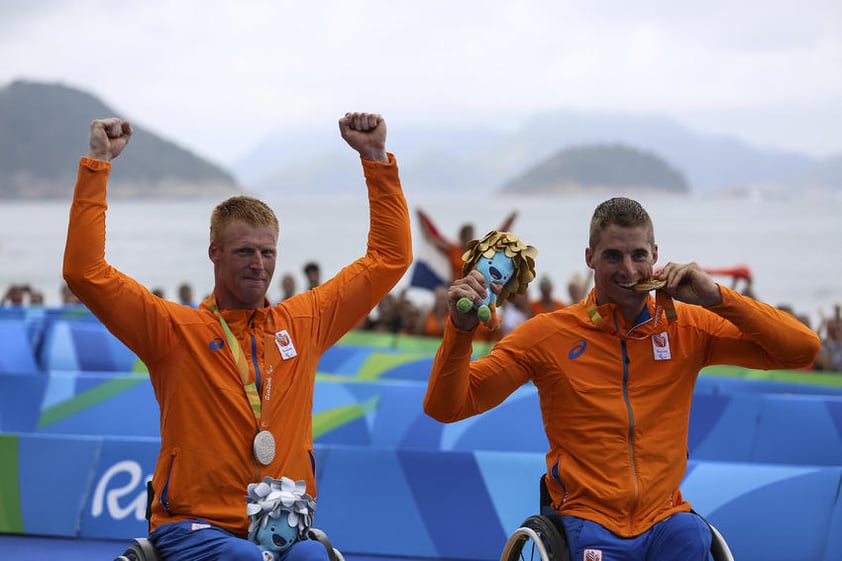 Los holandeses Geert Schipper (i) con medalla de plata y Jetze Plat (d) con medalla de oro, celebran hoy, sábado 10 de septiembre de 2016, en la competencia masculina de triatlón PT-1 de los Juegos Paralímpicos Río 2016 en la Playa de Copacabana de Río de Janeiro (Brasil).