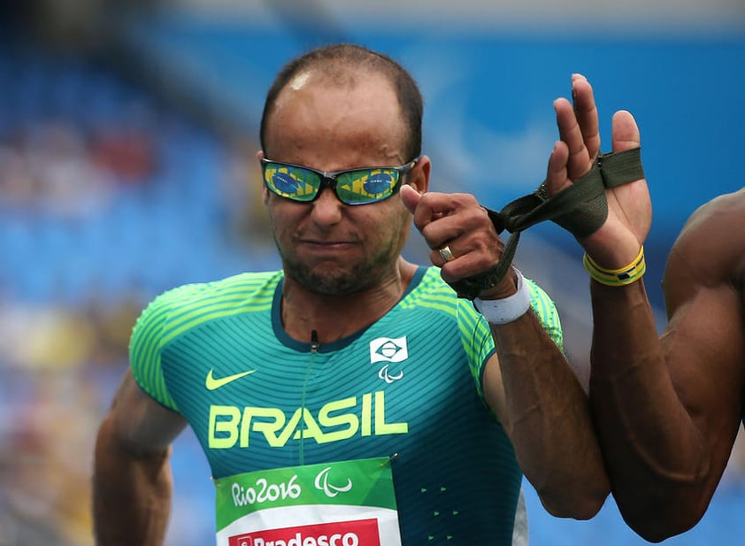 El brasileño Lucas Prado y su guía Ricardo Adauto participan en la competencia masculina de atletismo de 100 m T52 de los Juegos Paralímpicos Río 2016 en el Estadio Olímpico de Río de Janeiro (Brasil).