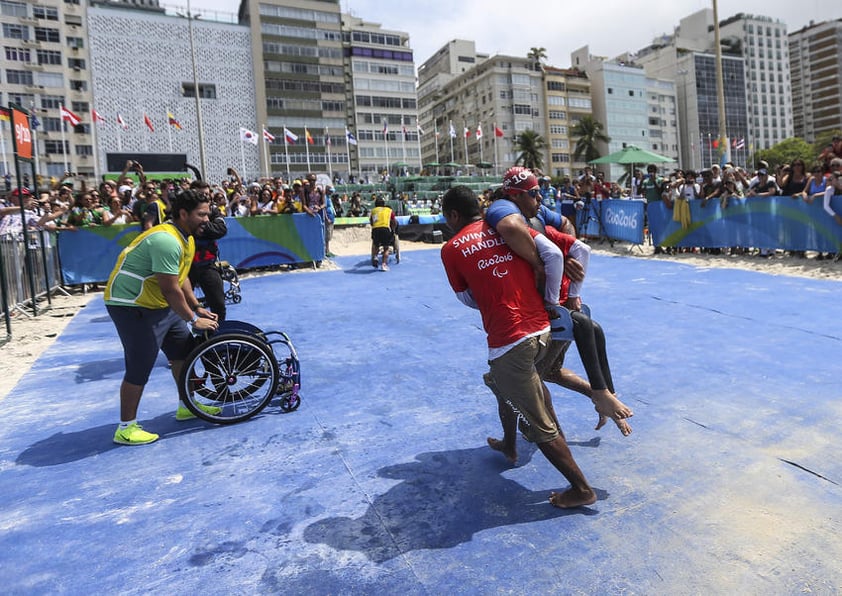 El atleta de Brasil, Fernando Aranha participa hoy, sábado 10 de septiembre de 2016, en la prueba masculina de triatlón PT-1 de los Juegos Paralímpicos Río 2016 en la Playa de Copacabana de Río de Janeiro (Brasil).