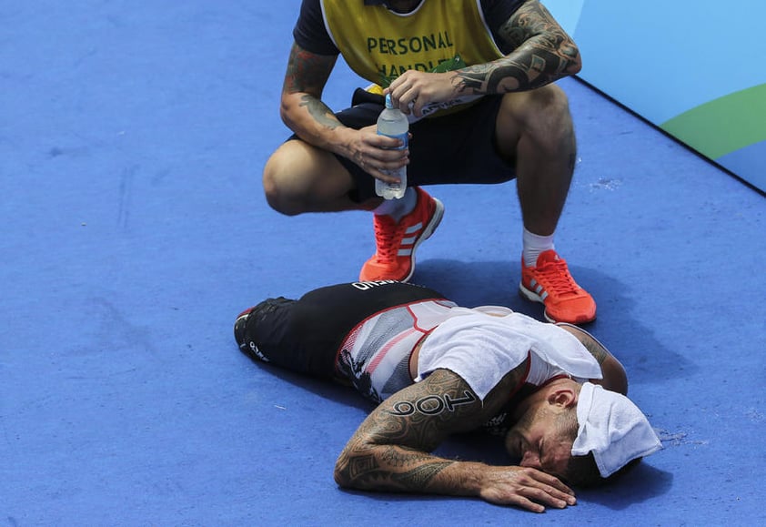 El británico Joseph Townsend se siente mal hoy, sábado 10 de septiembre de 2016, después de la prueba masculina de triatlón PT-1 de los Juegos Paralímpicos Río 2016 en la Playa de Copacabana de Río de Janeiro (Brasil).