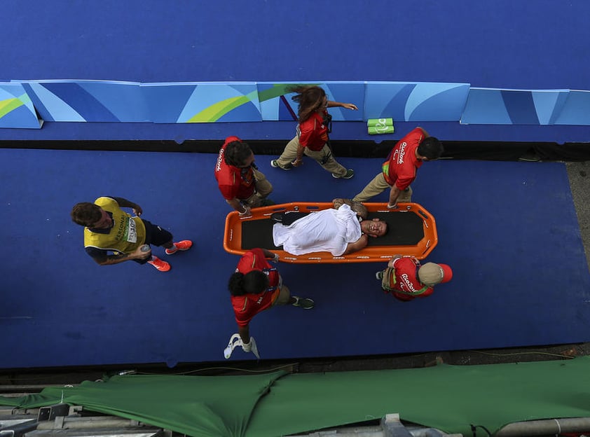 El británico Joseph Townsend se siente mal hoy, sábado 10 de septiembre de 2016, después de la prueba masculina de triatlón PT-1 de los Juegos Paralímpicos Río 2016 en la Playa de Copacabana de Río de Janeiro (Brasil).