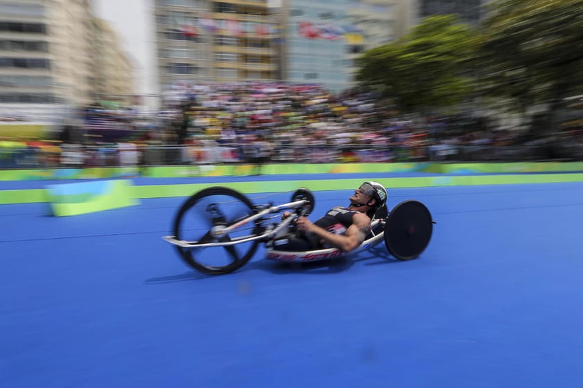 El alemán Joseph Townsend participa hoy, sábado 10 de septiembre de 2016, en la prueba masculina de triatlón PT-1 de los Juegos Paralímpicos Río 2016 en la Playa de Copacabana de Río de Janeiro (Brasil).