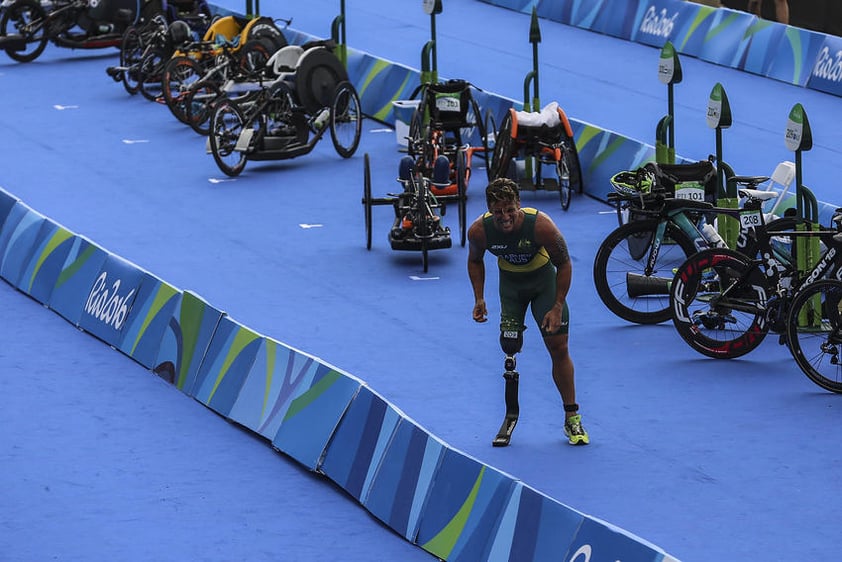 El australiano Brent Garvey participa hoy, sábado 10 de septiembre de 2016, en la prueba masculina de triatlón PT-2 de los Juegos Paralímpicos Río 2016 en la Playa de Copacabana de Río de Janeiro (Brasil).