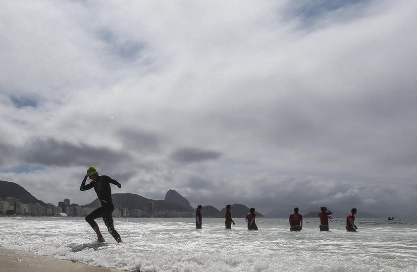 El alemán Martin Schulz participa hoy, sábado 10 de septiembre de 2016, en la prueba masculina de triatlón PT-4 de los Juegos Paralímpicos Río 2016 en la Playa de Copacabana de Río de Janeiro (Brasil).