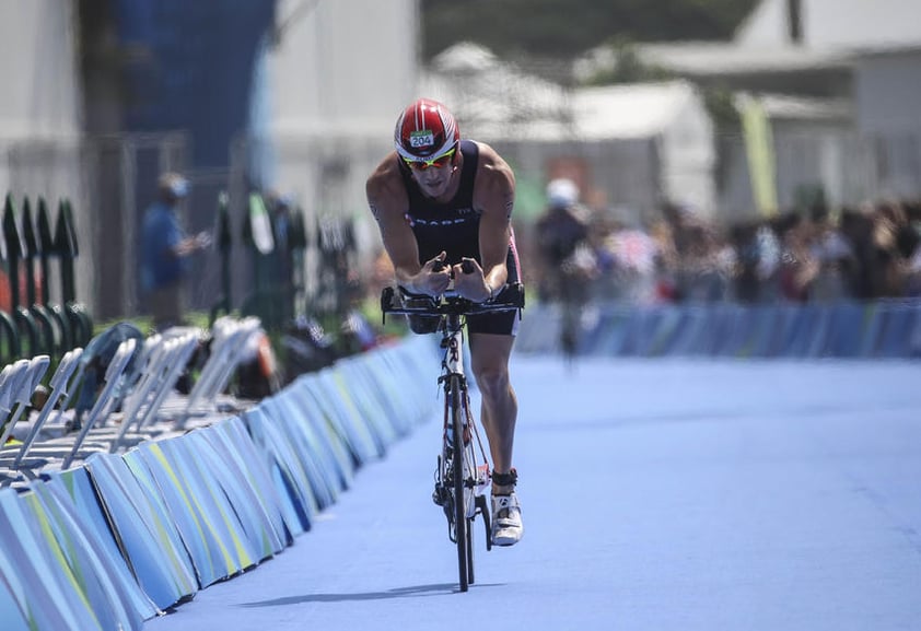 El estadounidense Mark Barr participa hoy, sábado 10 de septiembre de 2016, en la prueba masculina de triatlón PT-2 de los Juegos Paralímpicos Río 2016 en la Playa de Copacabana de Río de Janeiro (Brasil).