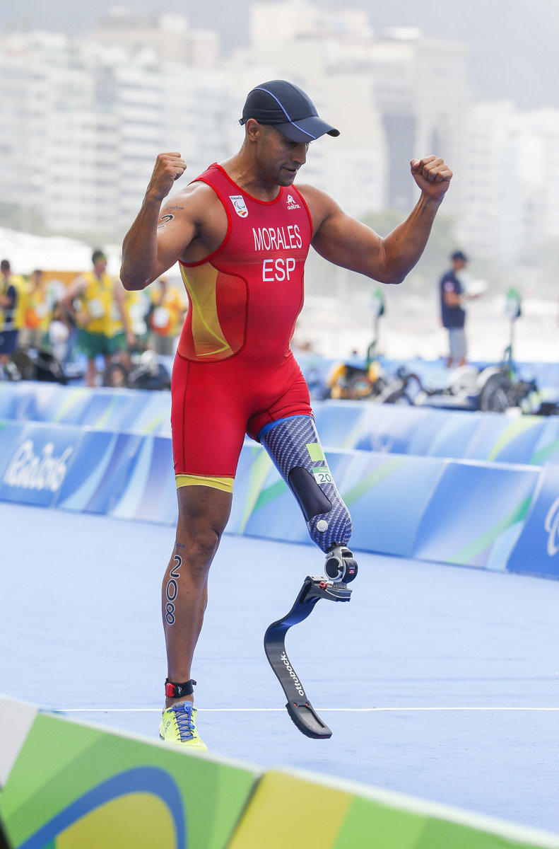 El español Lionel Morales participa hoy, viernes 9 de septiembre de 2016, en la competencia de triatlón PT-2 de los Juegos Paralímpicos Río 2016 en el Estadio Olímpico de Río de Janeiro (Brasil).