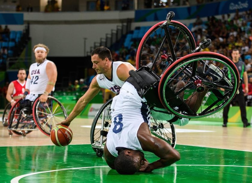 Brian Bell del equipo estadunidense de basquetbol durante la preliminatoria de hoy.