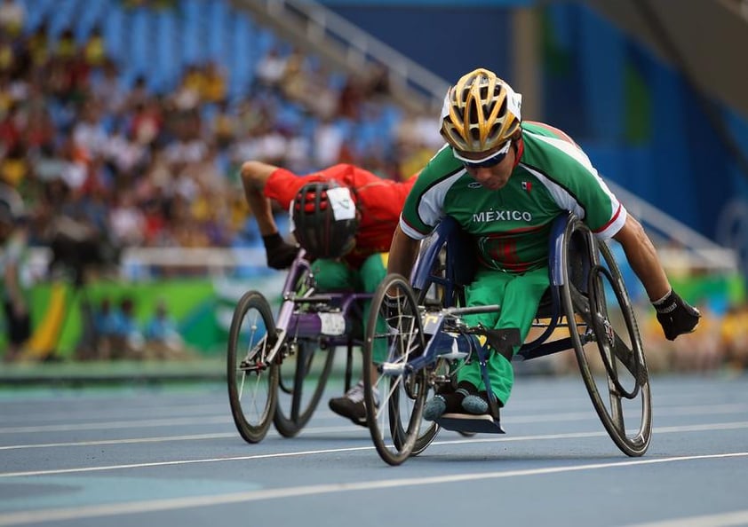 El mexicano Salvador Hernández (d) participa en la competencia masculina de atletismo de 100 m T52 de los Juegos Paralímpicos Río 2016 en el Estadio Olímpico de Río de Janeiro (Brasil).