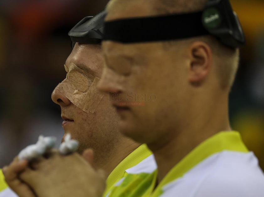 Los jugadores de Lituania, Mantas Panovas (i) y Nerijus Montvydas (d) participan en el encuentro ante Finlandia en la etapa preliminar de Goal Ball en los juegos Paralímpicos de Río 2016 hoy, jueves 8 de septiembre de 2016, en la Arena del Futuro de Río de Janeiro (Brasil).