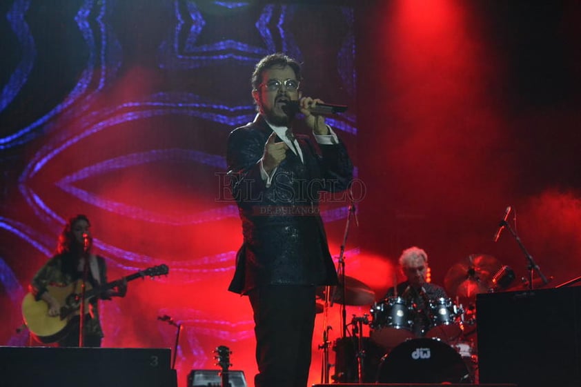 Aleks y Cristian salieron al escenario abriendo la música con “Loca”y “Nunca voy al olvidarte”.