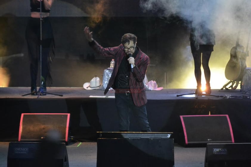 Los cantantes se lucieron de gran forma en un concierto de humor y de amor, donde el público no aguantó y se paró a bailar, a cantar y a gozar de una velada sin igual.