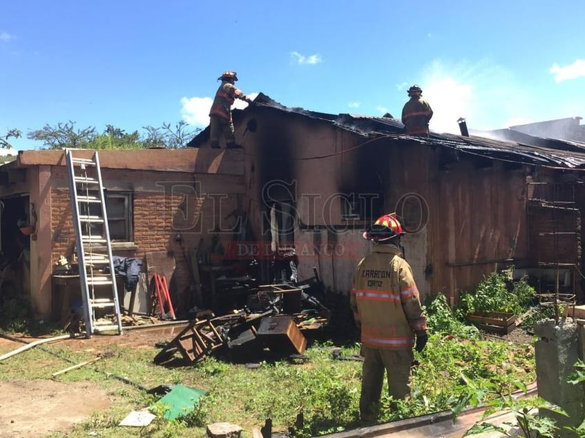 Al rededor de las 12:15 horas, @DurangoPC reportó como controlado el incendio, sin personas lesionadas.