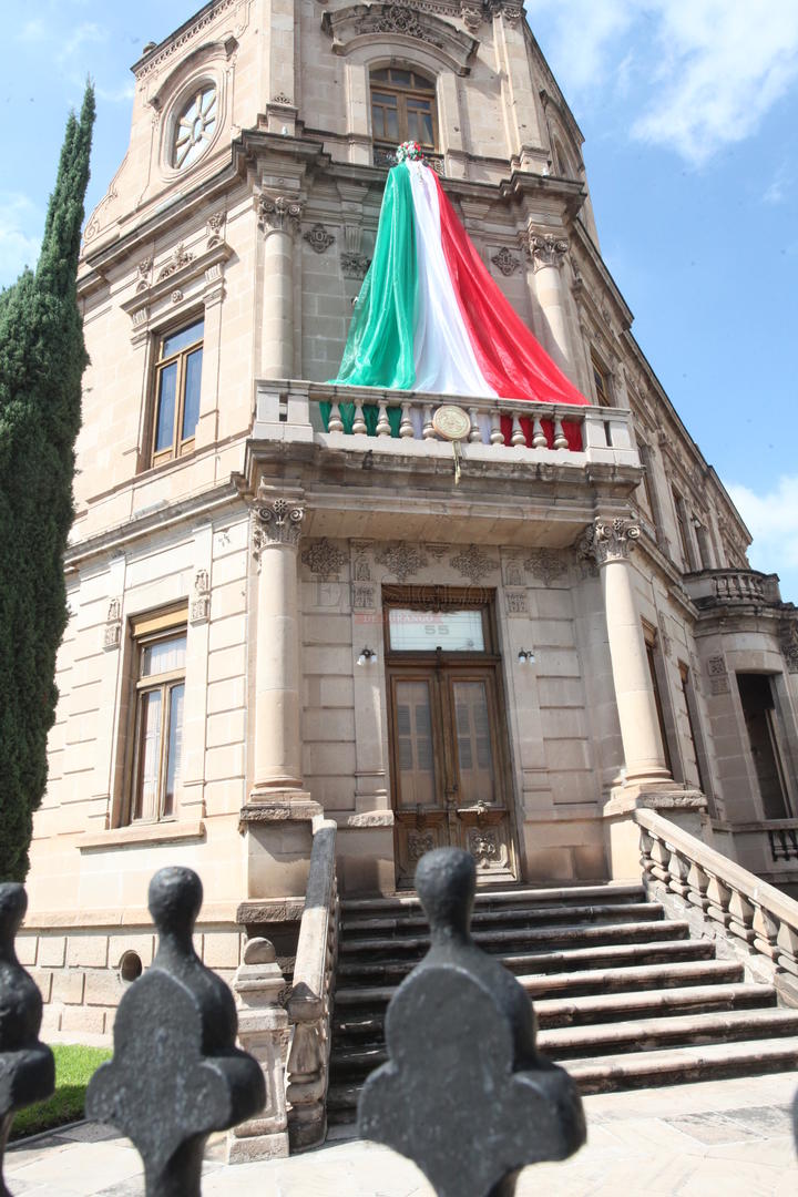 El Museo Regional luce con la bandera mexicana en su fachada.