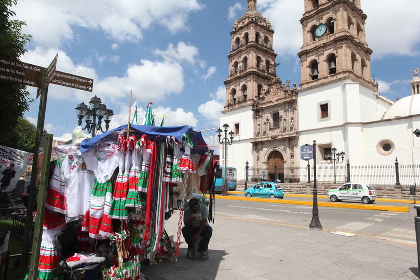 En las calles de la capital se observan los puestos de la venta de banderas y artículos alusivos a la independencia.