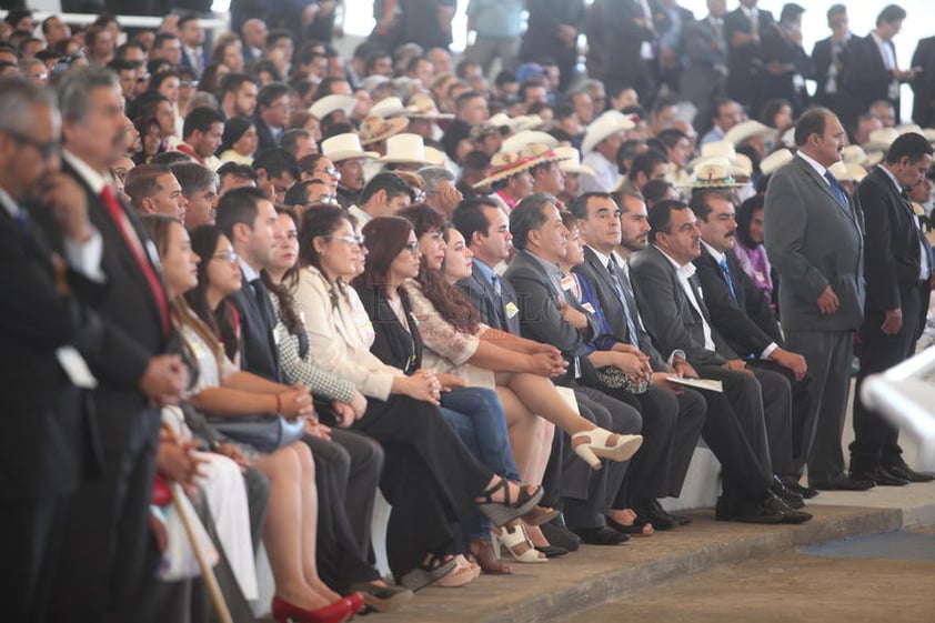 Añadió una inversión de un millón de pesos para cada una de las 400 escuelas que pretende rehabilitar en los próximos meses. Finalmente, se comprometió a apoyar la autonomía de la Universidad Juárez y de la comunidad técnica de Durango.