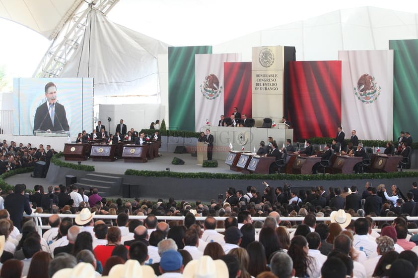 En sesión solemne celebrada en la Velaria de la Feria de la capital, el pleno del Congreso del Estado sesionó para el acto protocolario que congregó a miles de seguidores e invitados, entre quienes destacaron ocho gobernadores en funciones y siete gobernadores electos.