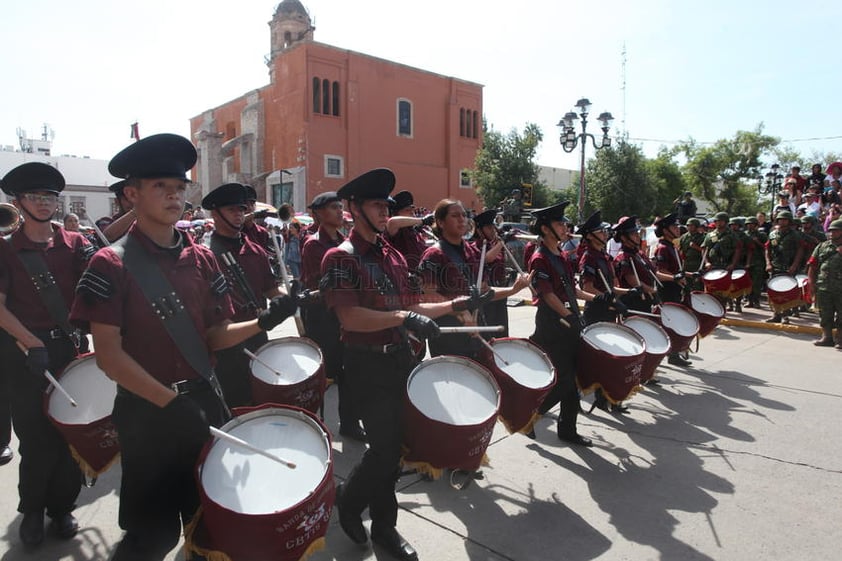 Sin embargo la participación de civiles también fue nutrida: desde estudiantes que adaptaron carros alegóricos, hasta bandas de guerra, escoltas y cuerpos de auxilio y policiaco con presencia en la entidad.