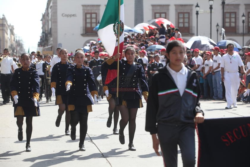 Cuerpos de rescate y autoridades locales también recibieron los aplausos de la asistencia.