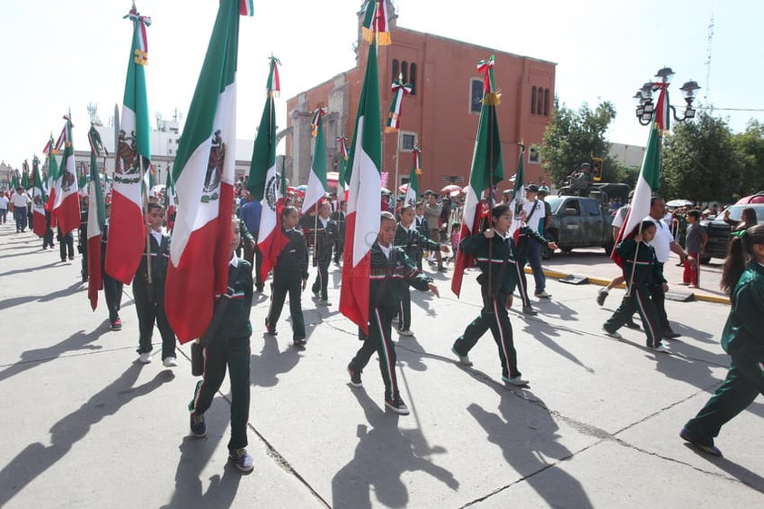 Los cadetes de las escuelas militarizadas juegan divesas tareas dentro de los festejos patrios de septiembre.