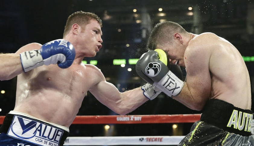 Saúl 'Canelo' Álvarez se impuso sin problemas al británico Liam Smith.