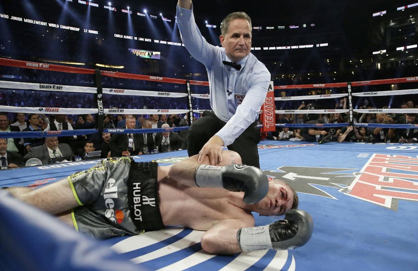 Saúl, cumplió con la promesa de gritar "Viva México" en el AT&T Stadium de Arlington, Texas al arrebatar el título superwelter de la Organización Mundial de Boxeo (OMB) a un agazapado Liam Smith.