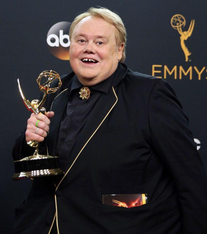 Louie Anderson ganó el Emmy al Mejor Actor Cómico de Reparto por su interpretación de una madre en Baskets.