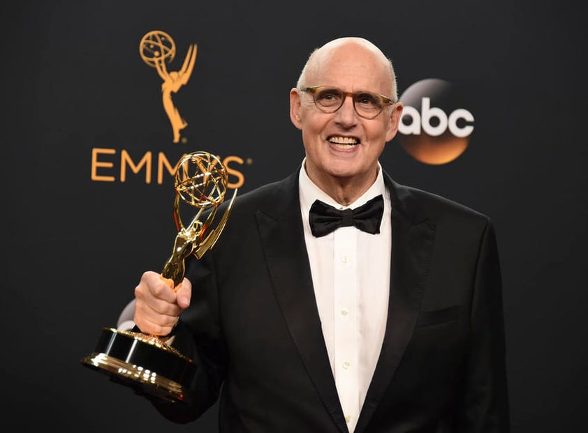 También repitió el galardón del año pasado Jeffrey Tambor, que obtuvo el Emmy al mejor actor cómico por Transparent y demandó a la industria audiovisual que dé más oportunidades e historias a la comunidad transgénero.