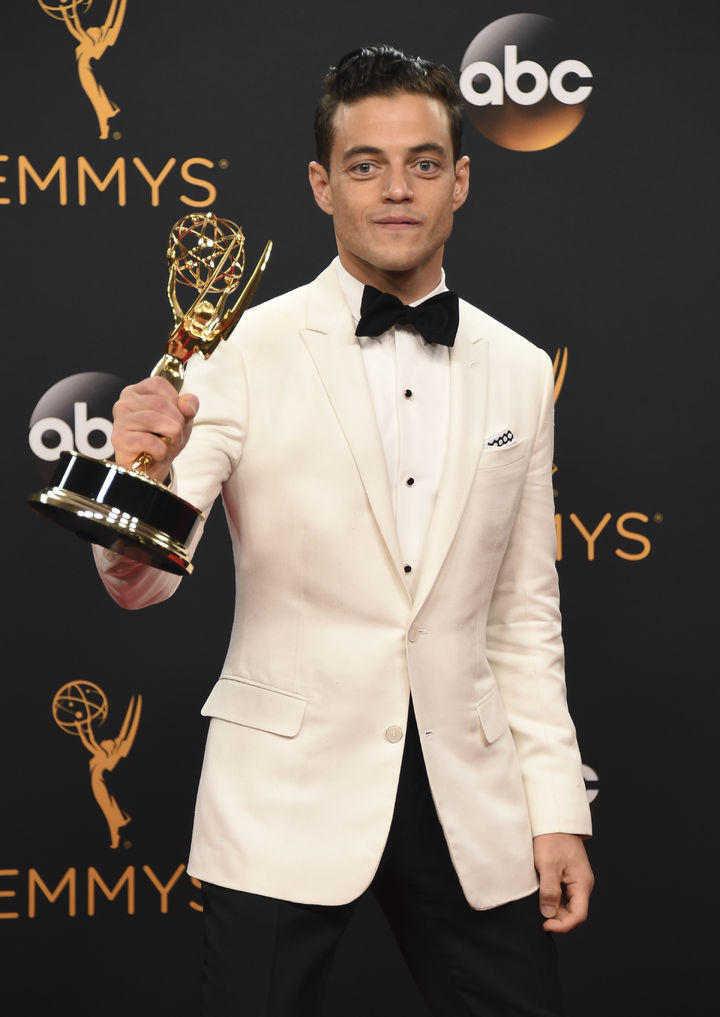 El galardón al Mejor Actor Dramático fue a parar a Rami Malek, el introvertido y huidizo pirata informático del thriller cibernético Mr. Robot, que se impuso a contrincantes de altura como Kevin Spacey (House of Cards) o Bob Odenkirk (Better Call Saul).