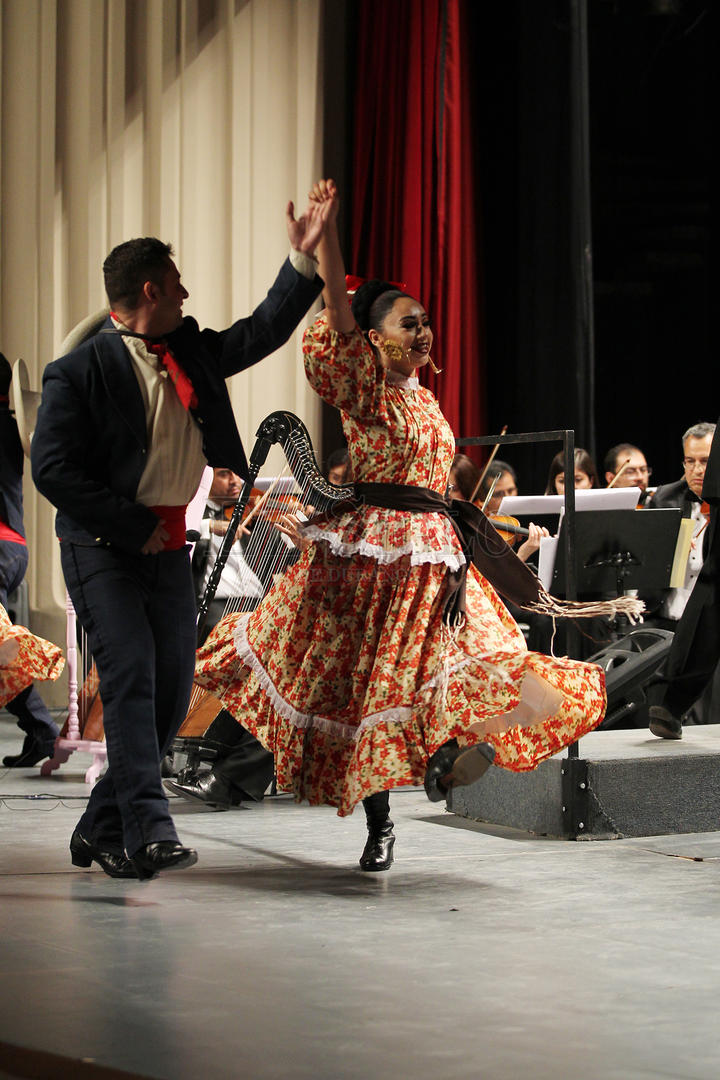 Por primera vez en esta ciudad se fusionaron los instrumentos de la Orquesta Filarmónica de Durango, dirigida por Alberto Ibarra, con los ritmos del arpa jarocha a cargo de Alberto de la Rosa y el Grupo Tlen Huicani (Veracruz); la clásica con Baltazar Juárez (México); la venezolana de Ángel y Luis Tolosa Moreno (Venezuela); y la durangueña bajo la interpretación del maestro Enrique Escajeda (Durango).