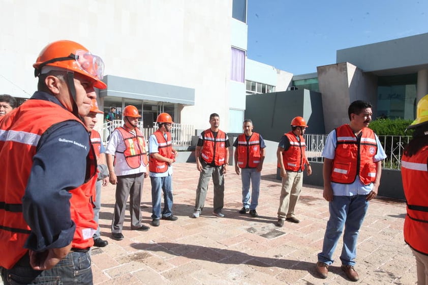 La mayoría sabía que era un simulacro, quienes se encontraban al exterior no dejaron de asombrarse por la movilización.