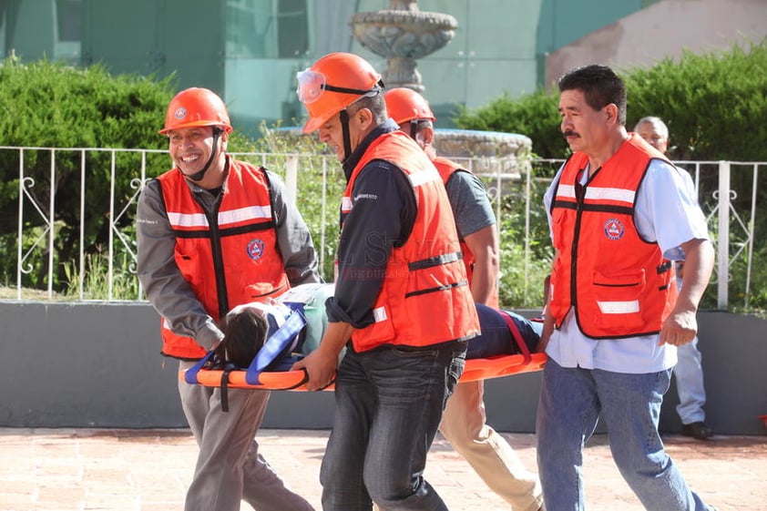 Rápidamente fueron trasladadas al hospital para ser atendidas en el patio principal.