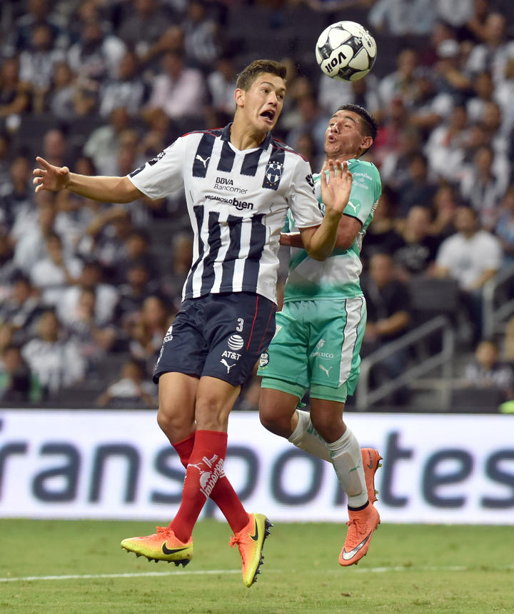 Cesar Montes de Rayados de Monterrey disputa el balón ante Walter Sandoval de Santos Laguna.