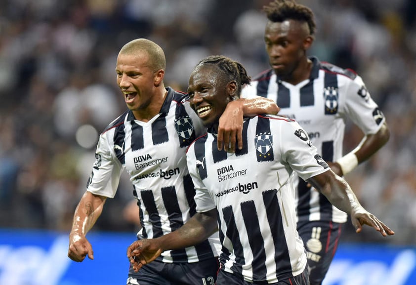 Carlos Sanchez y Yimmi Chara de Rayados de Monterrey festejan una anotación ante Santos Laguna ayer, miércoles 21 de septiembre de 2016, durante el partido correspondiente a la jornada 10 del Torneo Apertura 2016 celebrado en el estadio BBVA de Monterrey.