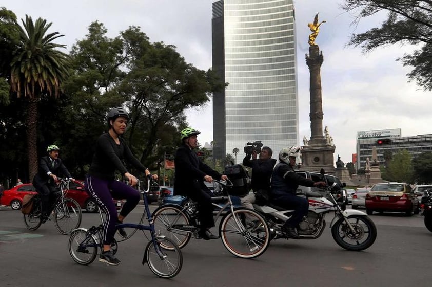 Desde temprano, a los edificios gubernamentales comenzaron a llegar los políticos para iniciar su jornada laboral.