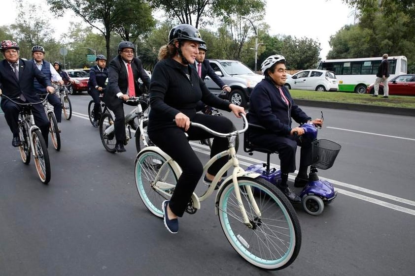 Un grupo de aproximadamente 45 diputados federales del Partido Revolucionario Institucional (PRI) dejaron sus camionetas y coches y se subieron a las bicicletas para sumarse al Día Mundial Sin Auto.