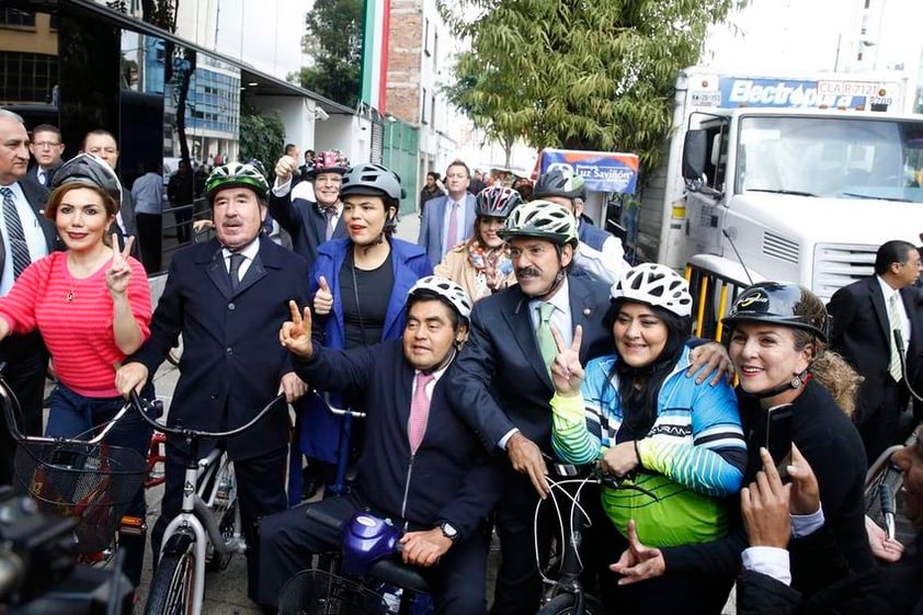 Entre los legisladores que usaron otro medio de transporte destaca la participación del coordinador del Partido de la Revolución Democrática (PRD) en el Senado, Miguel Barbosa Huerta, quien llegó en su Scooter eléctrico el cual asegura usa “todos los días” para desplazarse.