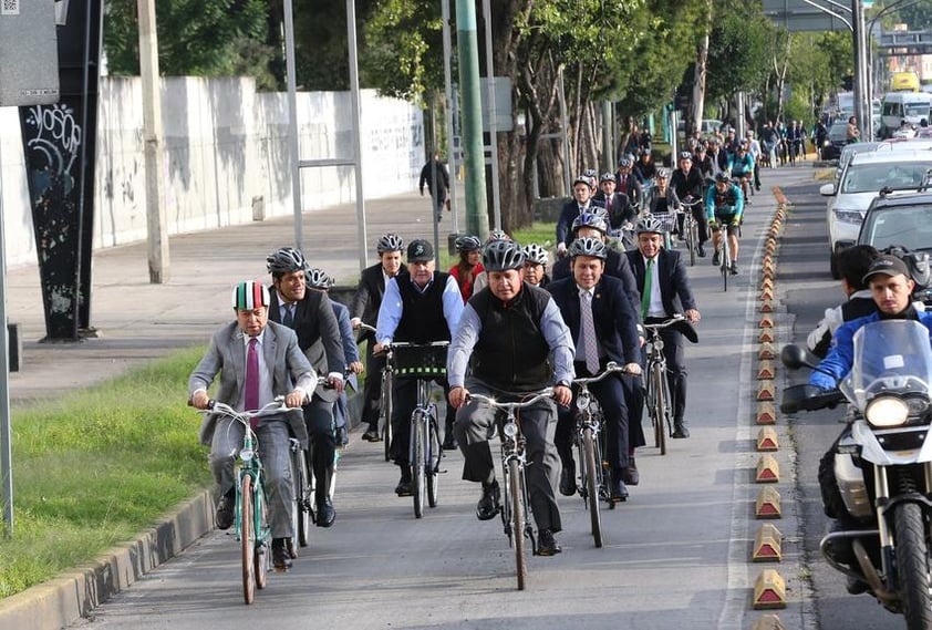 Como una forma de solidaridad en el Día Mundial sin Auto, senadores se dirigieron a trabajar a la Cámara alta en bicicleta, en un recorrido que partió del Auditorio Nacional sobre Paseo de la Reforma.