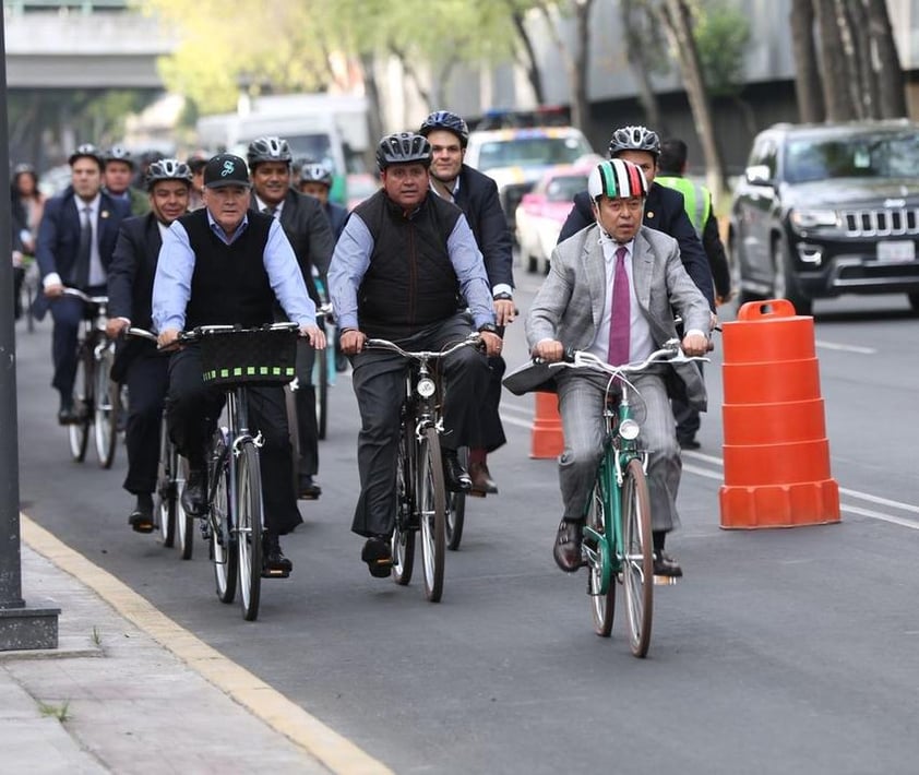 Los legisladores federales encabezados por César Camacho, iniciaron su “rodada” en la Glorieta a Colón en avenida Reforma. Avanzaron por esa arteria hasta el Eje 1 Norte, pasaron por Tepito hasta llegar a la avenida Eduardo Molina.