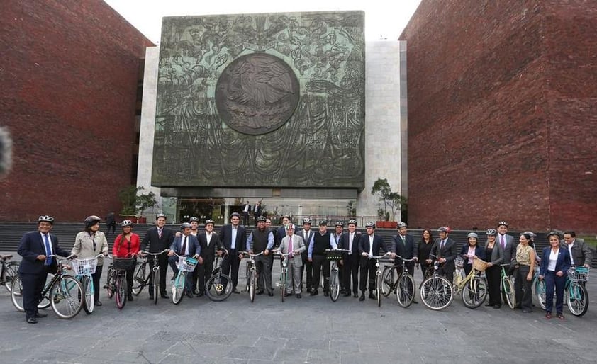 Políticos rodearon el Palacio Legislativo de San Lázaro y llegaron por la entrada principal.