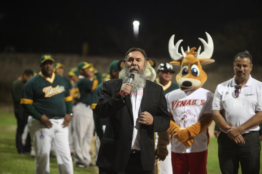 Después de una emotiva ceremonia de inauguración en donde el primer mandatario del estado de Durango se comprometió ante un estadio completamente lleno a construir un parque nuevo, con características para albergar la pelota profesional, los dos equipos brincaron al diamante duranguense.