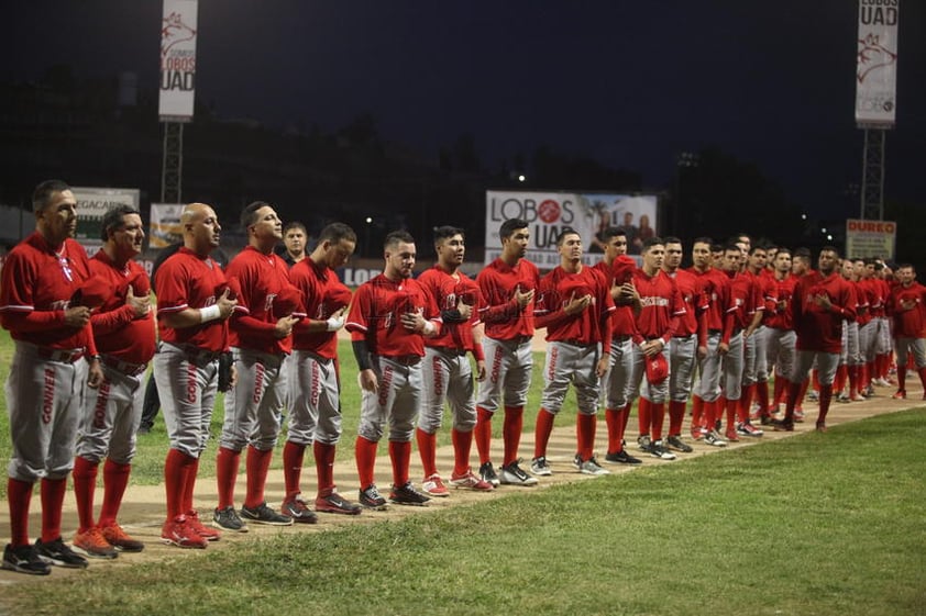 Después de una emotiva ceremonia de inauguración en donde el primer mandatario del estado de Durango se comprometió ante un estadio completamente lleno a construir un parque nuevo, con características para albergar la pelota profesional, los dos equipos brincaron al diamante duranguense.