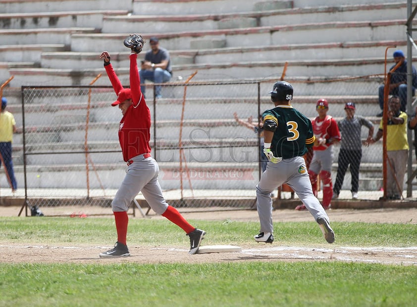 En la ceremonia de premiación, la Asociación Duranguense de Cronistas Deportivos entregaron reconocimientos a René Barbier y Salvador González, quienes en los años de los Alacranes de Durango llevaban la crónica de los partidos.